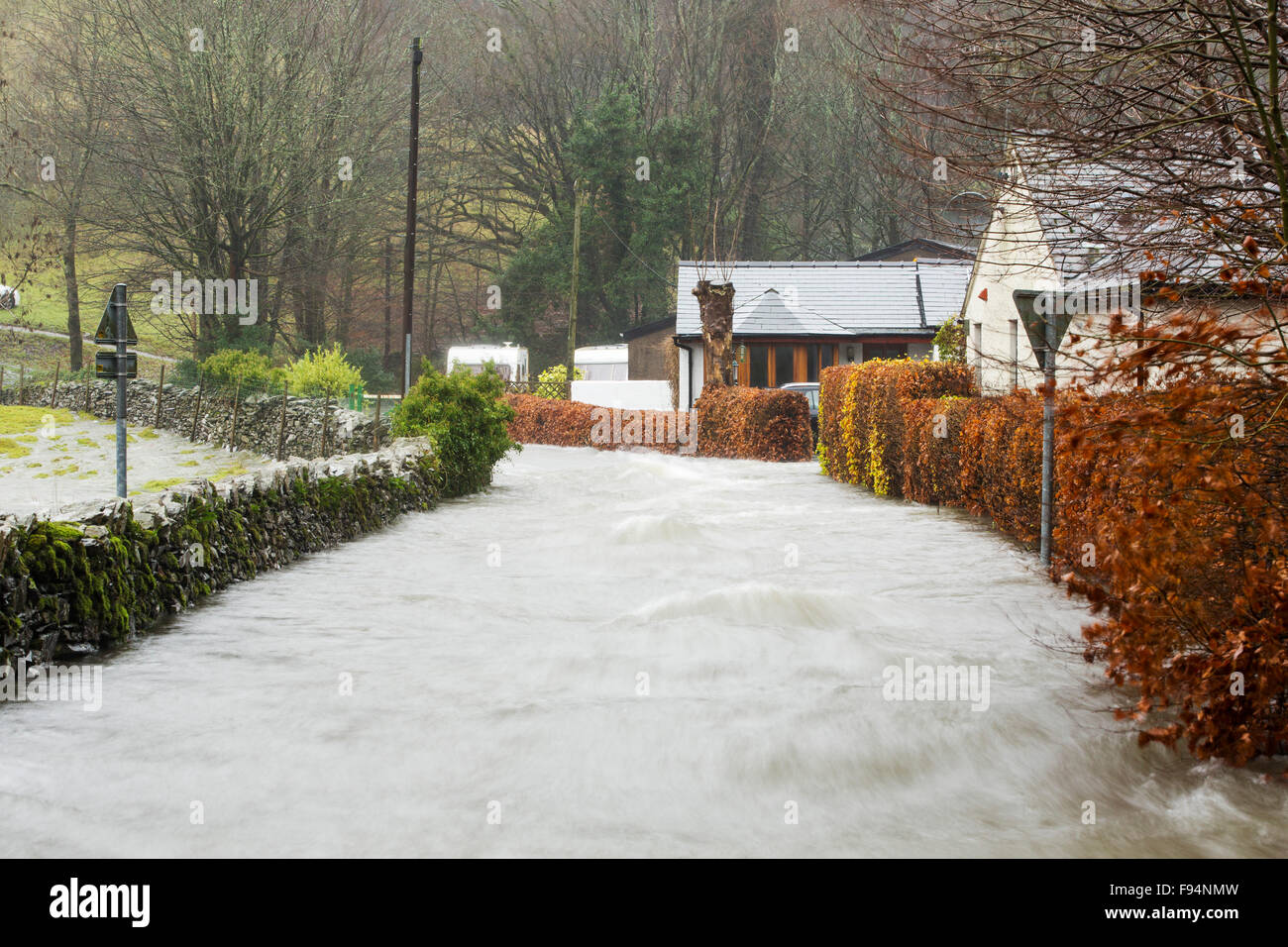 Tobenden Fluten unterwegs unter Loughrigg in Ambleside, Rothay Brücke im Lake District auf Samstag, 5. Dezember 2015, während sintflutartige Regenfälle vom Sturm Desmond. Stockfoto
