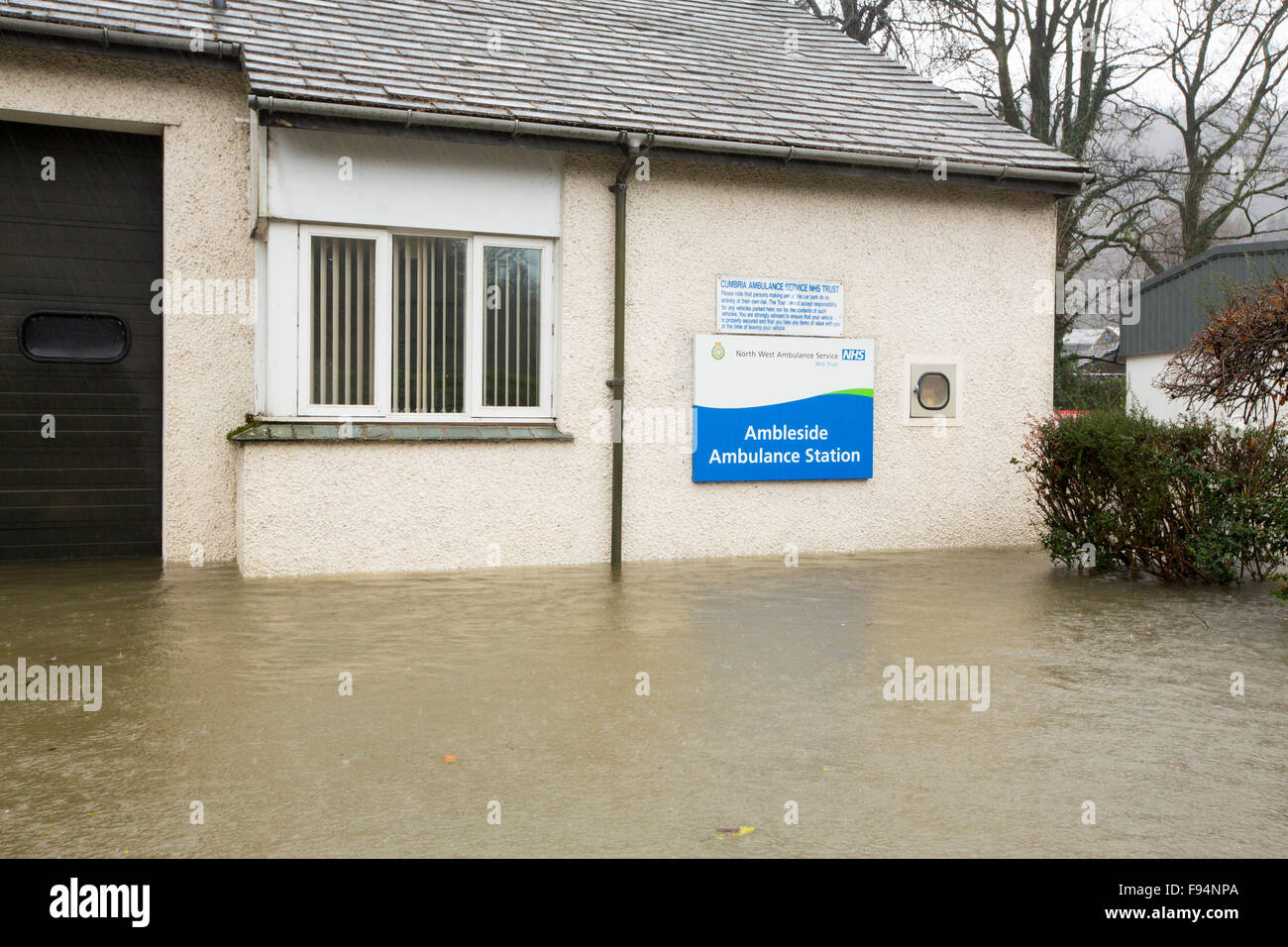Ambleside Rettungsstation umgeben von Hochwasser am Ufer des River Rothay in Ambleside, im Lake District auf Samstag, 5. Dezember 2015, während sintflutartige Regenfälle vom Sturm Desmond. Stockfoto