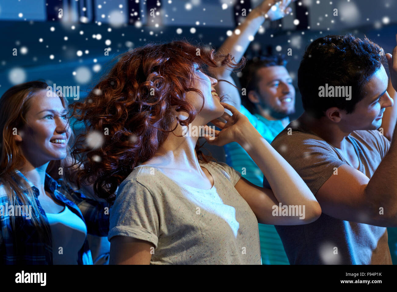 Glückliche Freunde tanzen im Nachtclub Stockfoto