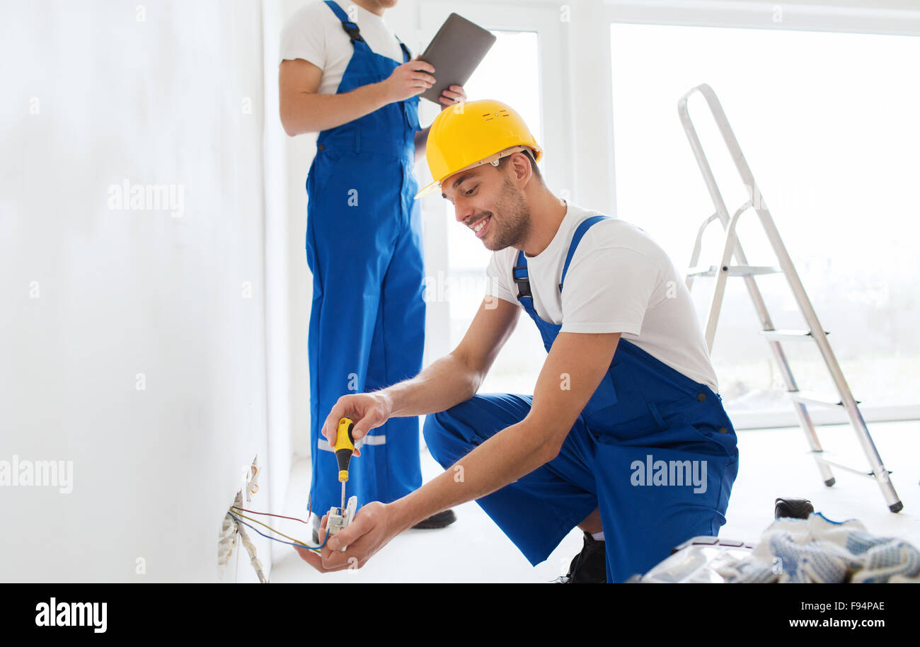 Bauherren mit TabletPC und Befestigung Verkabelung im Haus Stockfoto