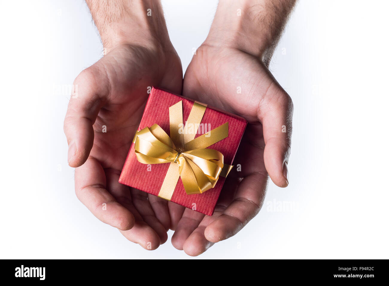 Konzept Hände geben Geschenk auf weißem Hintergrund Stockfoto