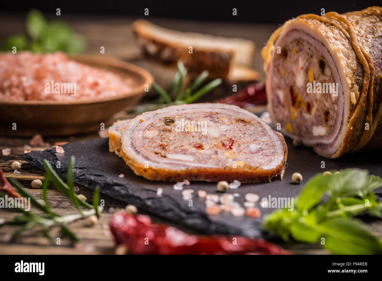 Schweinefleisch-Rolle gefüllt mit Hackfleisch und Eiern Stockfoto