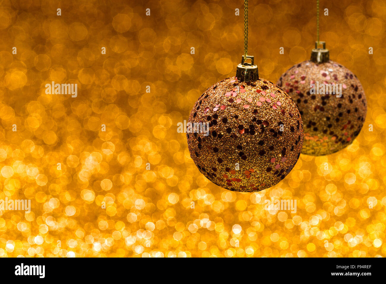 Weihnachtskugeln auf Bokeh Hintergrund mit Exemplar Stockfoto