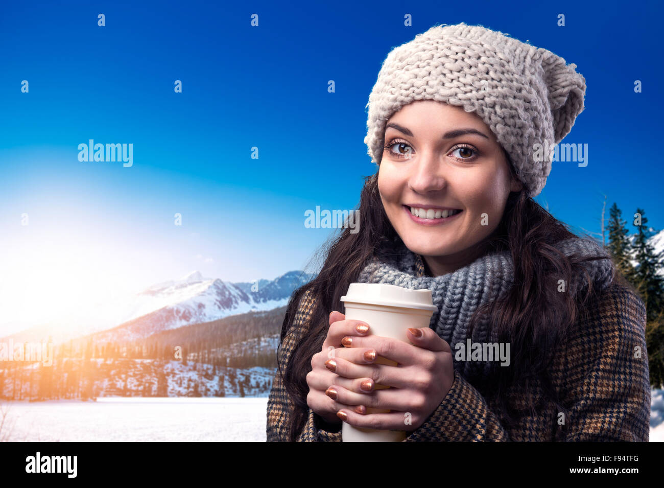 Schöne junge Frau mit Kaffee Tasse genießen Sie einen Spaziergang in Bergen Stockfoto