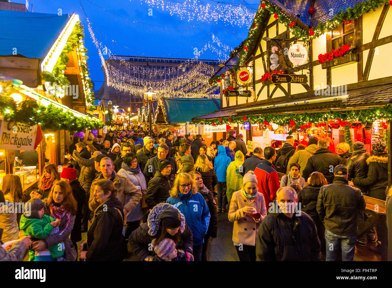 Weihnachts-shopping in der Innenstadt von Essen, Deutschland, Weihnachtsdekoration in den Straßen, Weihnachtsmarkt, Stockfoto