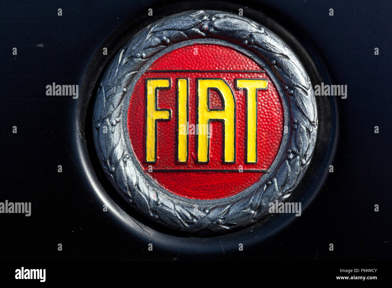 Fiat Logo altes Auto fiat Schild rot gelb Stockfoto