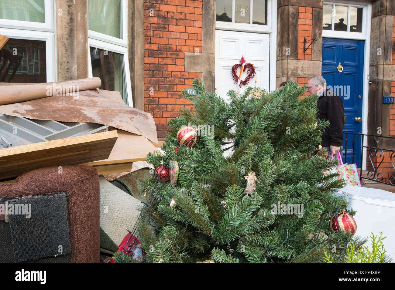 Flut beschädigte Eigentum einschließlich eines Weihnachtsbaumes, Dienstag, 8. Dezember 2015, nach sintflutartigen Regen Sturm Desmond vor einem überfluteten Haus an der Warwick Road in Carlisle, Cumbria gestapelt. Der Sturm setzen einen neuen britischen Rekord für Niederschläge Summen an einem Tag mit 341,4 mm in 24 Stunden fallen. Stockfoto