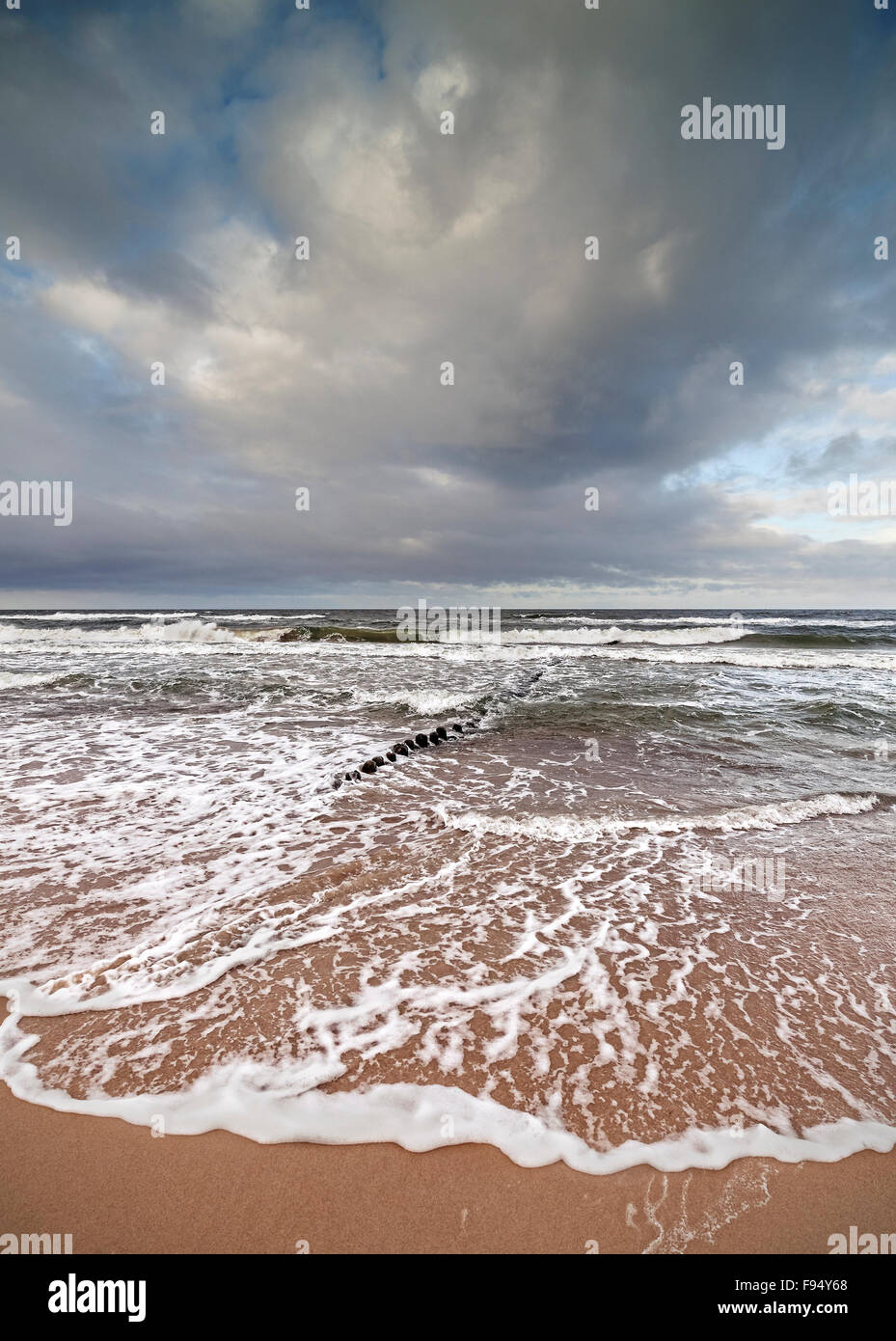 Gewitterhimmel über raue Ostsee. Stockfoto