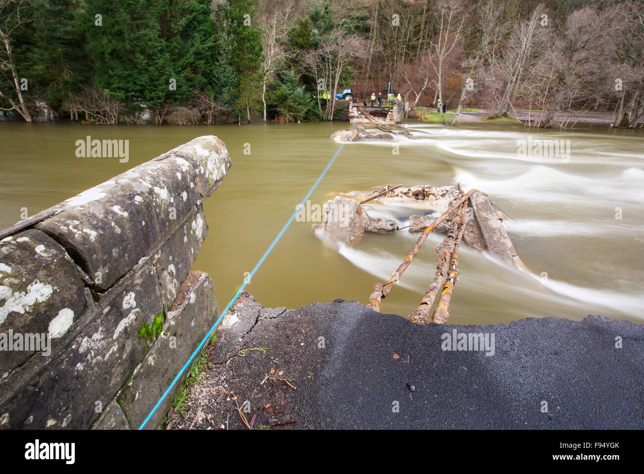 Pooley-Brücke, die den Fluss Eamont unter Ullswater überspannt hatten die Elemente standgehalten, da wurde es im Jahre 1764 gebaut, aber es war kein Spiel für Sturm Desmond und wurde völlig zerstört. Foto auf Dienstag, 8. Dezember 2015, mit British Telecom Ingenieure versuchen, Kommunikation auf die andere Seite wiederherstellen, nachdem sie von der Brückeneinsturz geschnitten wurden. Der Sturm setzen einen neuen britischen Rekord für Rainfsll Summen an einem Tag mit 341,4 mm in 24 Stunden fallen. Stockfoto