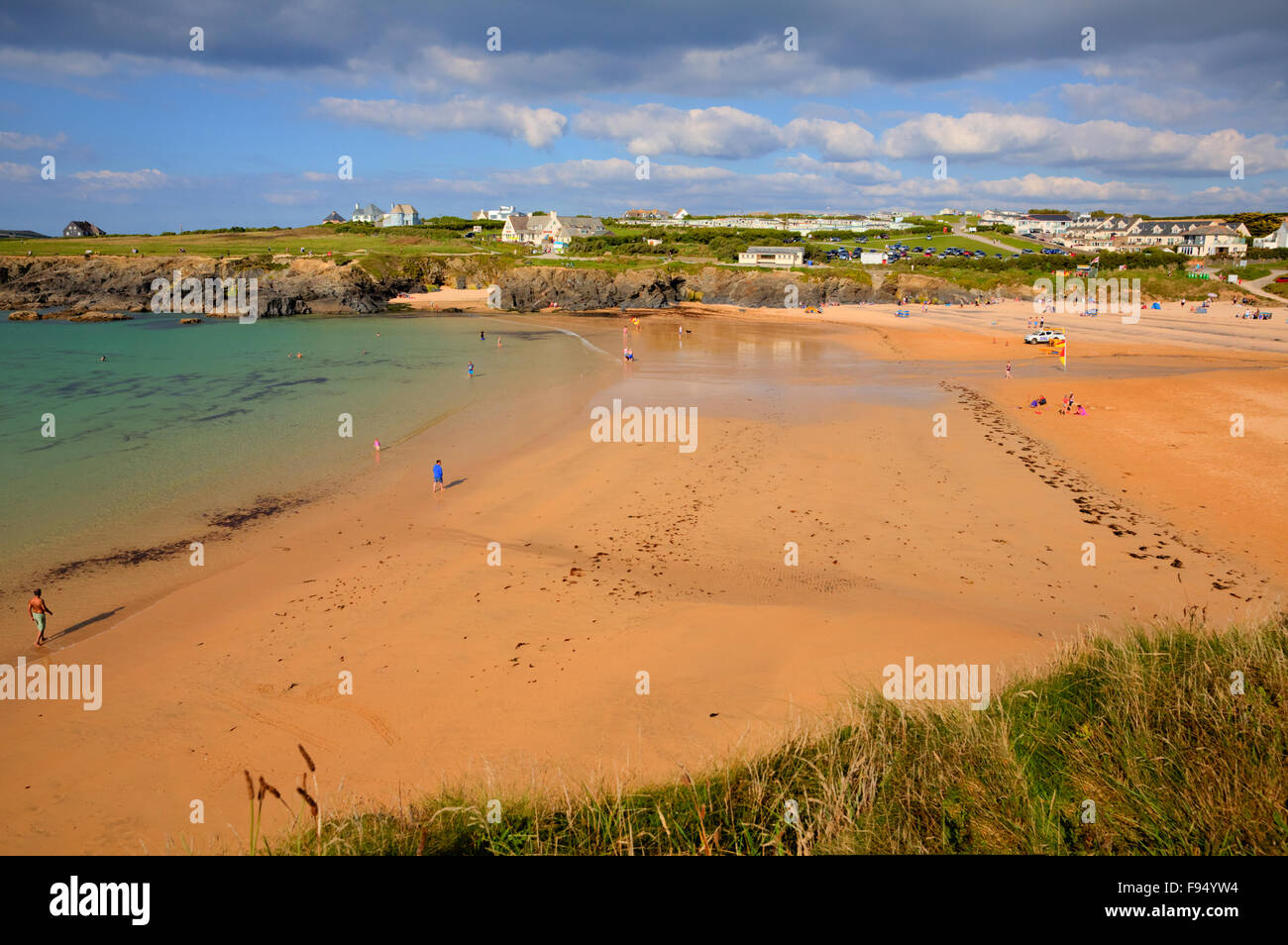 Treyarnon Bay Strand Cornwall England UK mit Menschen, Cornish Nord in kräftigen Farben mit blauem Meer und Himmel Stockfoto
