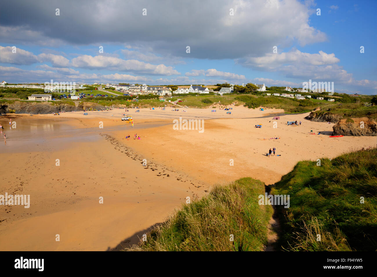 Treyarnon Bay Strand Cornwall England UK mit Menschen, Cornish Nord in kräftigen Farben mit blauem Meer und Himmel Stockfoto