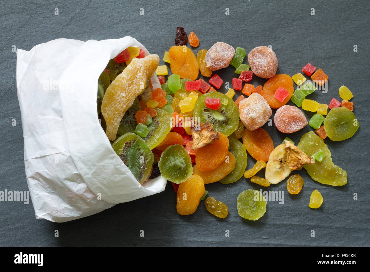 Kandierte getrocknete gemischte Auswahl an exotischen Früchten in der Tasche Stockfoto