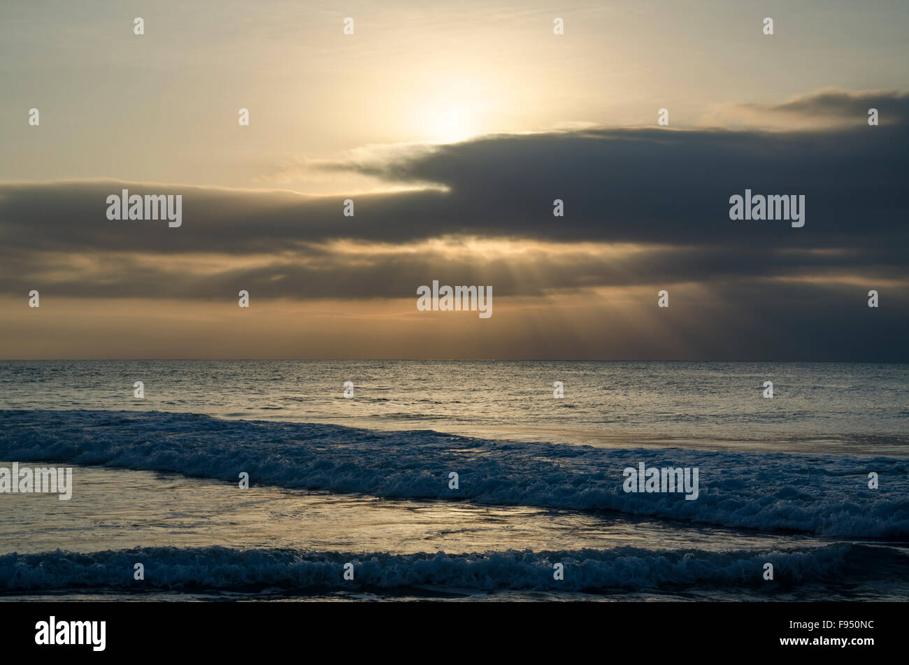 Die Sonne, die über den Wolken ihren Höhepunkt erreicht, steigt über dem Pazifischen Ozean an der mittleren australischen Nordküste von New South Wales auf Stockfoto