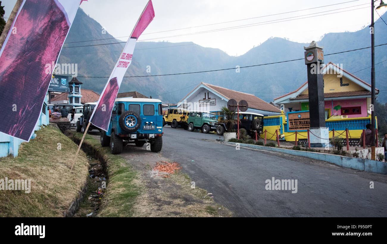 Wonotoro in der Nähe von Mt. Bromo. Jeeps bereit her Bromo Aufstieg, Surabaya, Indonesien Stockfoto