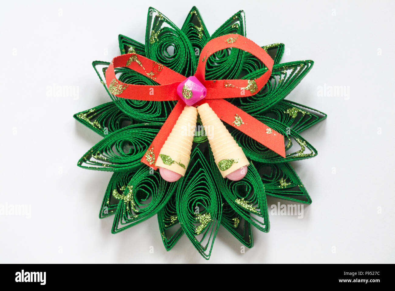 Papier quilling Details der Weihnachten Kranz mit Schleife und