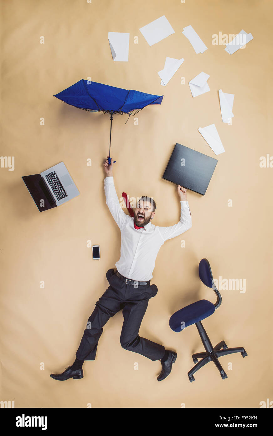 entlassenen Manager ist mit Regenschirm herunterfallen. Man verliert seinen Job. Stockfoto