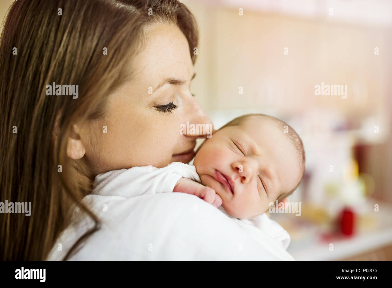 Junge Mutter hält ihr niedlichen Neugeborenen Baby girl Stockfoto