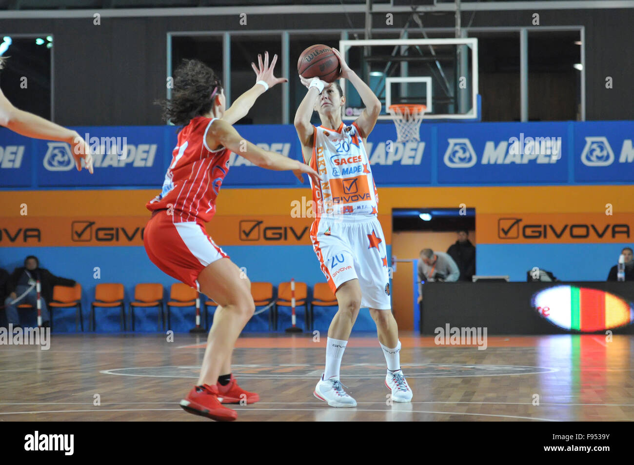 Neapel, Italien. 13. Dezember 2015. Neapel shooting Guard Jelena Ivezic in Aktion während der Meisterschaft italienische Serie A Frauen Basketball regulären Saison Saces Mapei Napoli vs. Orvieto Costruzioni. Naples-Team gewann das Spiel. © Paola Visone/Pacific Press/Alamy Live-Nachrichten Stockfoto