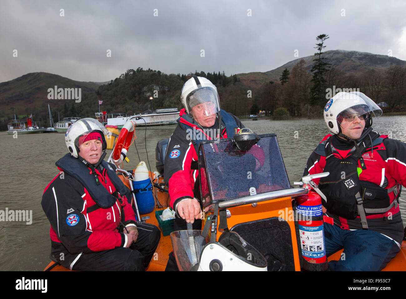Am Samstag, 5. Dezember 2015, Sturm Desmond stürzte in das Vereinigte Königreich, Herstellung von Großbritanniens höchsten je 24 Stunden insgesamt bei 341,4 mm Niederschlag. Es überschwemmt das Lakeland-Dorf Glenridding, die gerade erst anfangen, wenn Sie einen weiteren Zeitraum von Starkregen am Mittwoch, 9. Dezember Glenridding Beck, seine Ufer verursacht zu reparieren, noch weitere Zerstörung verursachen. Dieses Foto am nächsten Morgen am Freitag, 11. Dezember zeigt Patterdale Bergrettung in ihrem Rettungsboot Essen Lieferungen an Howtown auf der anderen Seite des Sees, die fünf Tage lang durch die Überschwemmungen abgeschnitten wurde. Stockfoto