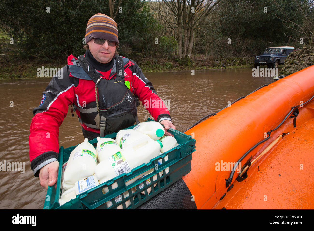 Am Samstag, 5. Dezember 2015, Sturm Desmond stürzte in das Vereinigte Königreich, Herstellung von Großbritanniens höchsten je 24 Stunden insgesamt bei 341,4 mm Niederschlag. Es überschwemmt das Lakeland-Dorf Glenridding, die gerade erst anfangen, wenn Sie einen weiteren Zeitraum von Starkregen am Mittwoch, 9. Dezember Glenridding Beck, seine Ufer verursacht zu reparieren, noch weitere Zerstörung verursachen. Dieses Foto am nächsten Morgen am Freitag, 11. Dezember zeigt Patterdale Bergrettung in ihrem Rettungsboot Essen Lieferungen an Howtown auf der anderen Seite des Sees, die fünf Tage lang durch die Überschwemmungen abgeschnitten wurde. Stockfoto