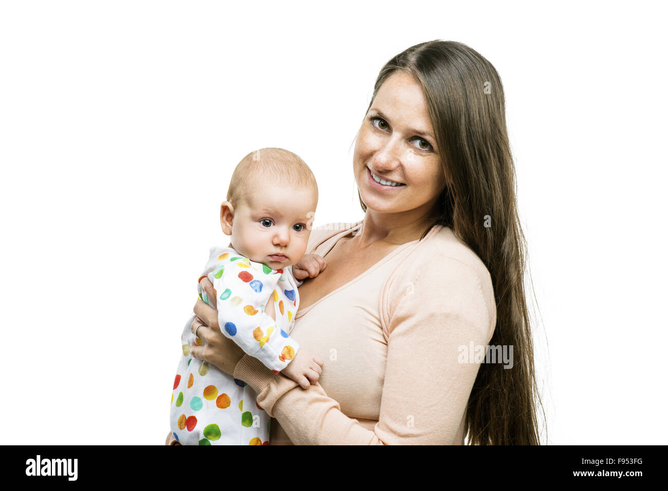 Lächelnde Mutter mit einem Baby im Arm isoliert auf weißem Hintergrund Stockfoto