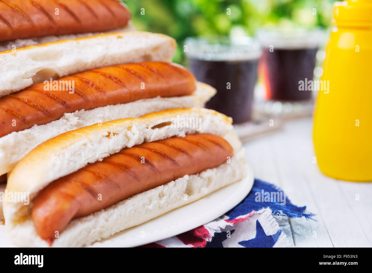 Leckere Hot Dogs auf einen Tisch im Freien. Stockfoto