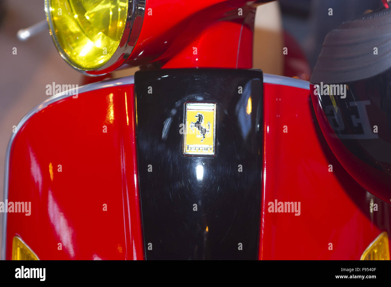 Classic Motor Show 2015 an der NEC Birmingham. Ein Ferrari-Scooter für unter £6.000 mit 3.000 Meilen auf dem Tacho. Blackpool Grundlage maßgeschneiderte Fahrzeuge Unternehmen namens Void Auto haben einen Ferrari-Roller und es steht zum Verkauf für weniger als £6.000. Phil Lee Stockfoto