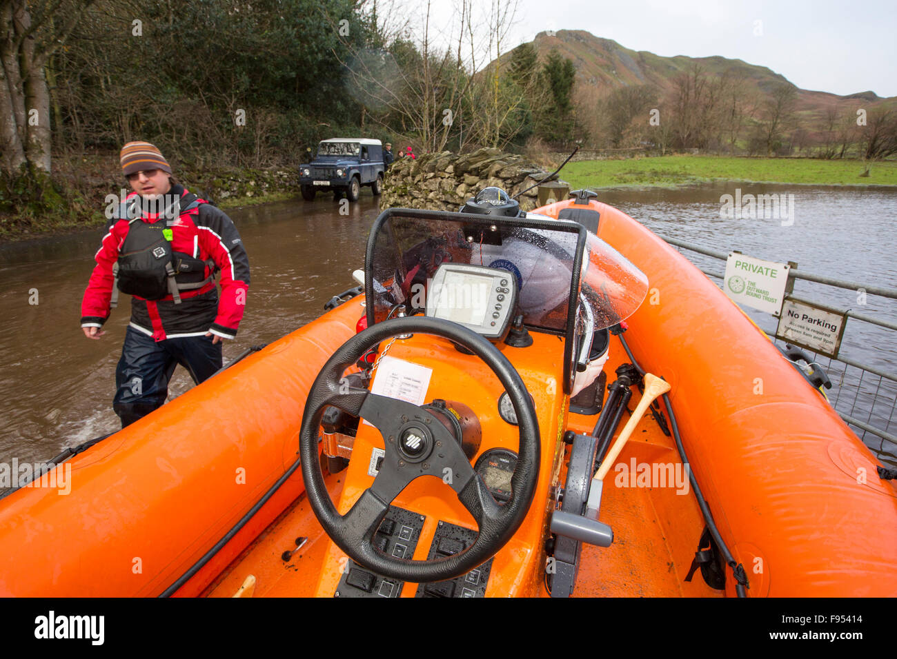 Am Samstag, 5. Dezember 2015, Sturm Desmond stürzte in das Vereinigte Königreich, Herstellung von Großbritanniens höchsten je 24 Stunden insgesamt bei 341,4 mm Niederschlag. Es überschwemmt das Lakeland-Dorf Glenridding, die gerade erst anfangen, wenn Sie einen weiteren Zeitraum von Starkregen am Mittwoch, 9. Dezember Glenridding Beck, seine Ufer verursacht zu reparieren, noch weitere Zerstörung verursachen. Dieses Foto am nächsten Morgen am Freitag, 11. Dezember zeigt Patterdale Bergrettung in ihrem Rettungsboot Essen Lieferungen an Howtown auf der anderen Seite des Sees, die fünf Tage lang durch die Überschwemmungen abgeschnitten wurde. Stockfoto