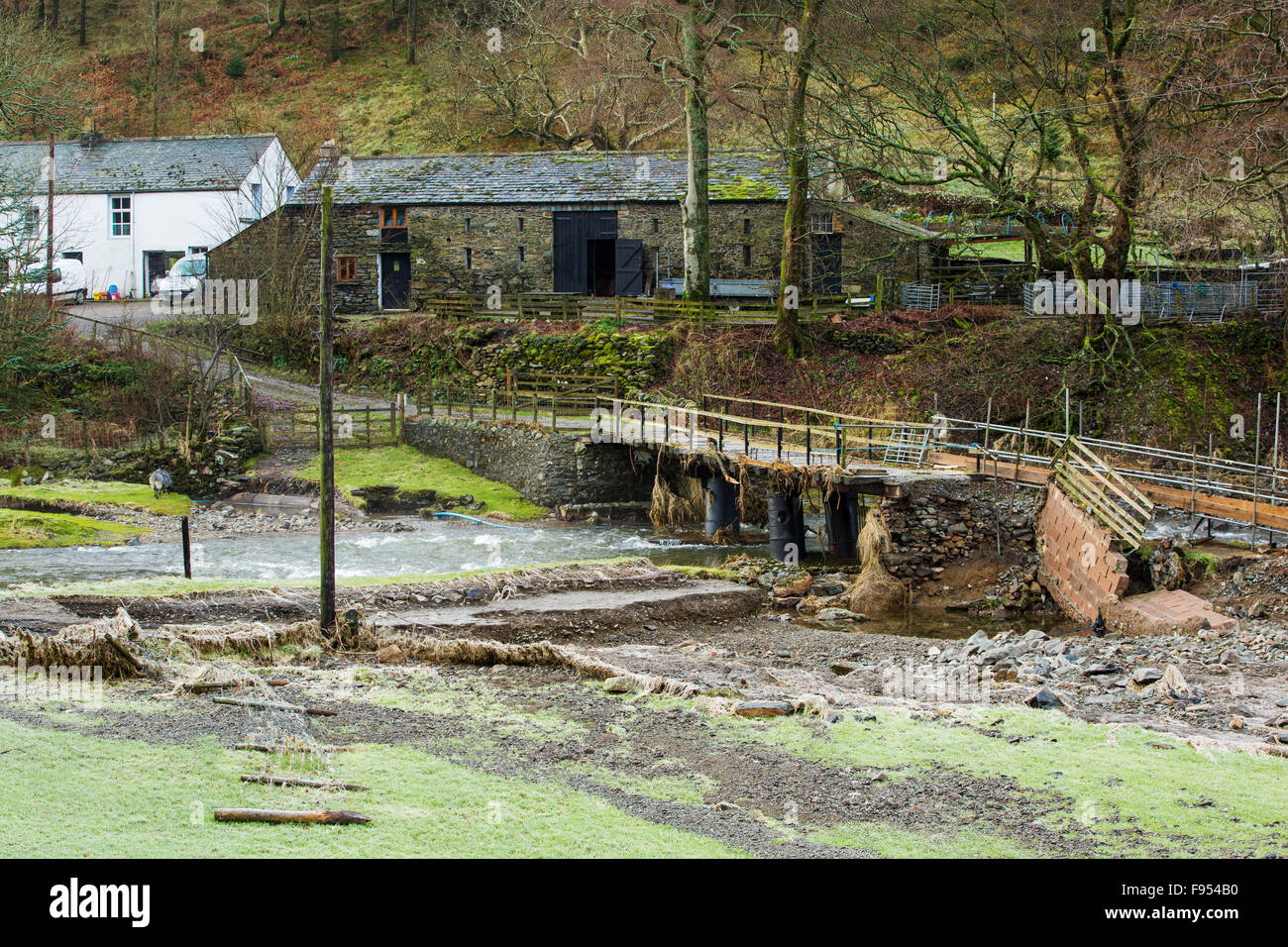 Niedrige Brücke End Farm in St. Johns in Vale, in der Nähe von Keswick, Lake District, Großbritannien, mit ihren Zugangsbrücke zerstört durch das Hochwasser vom Sturm Desmond. Stockfoto