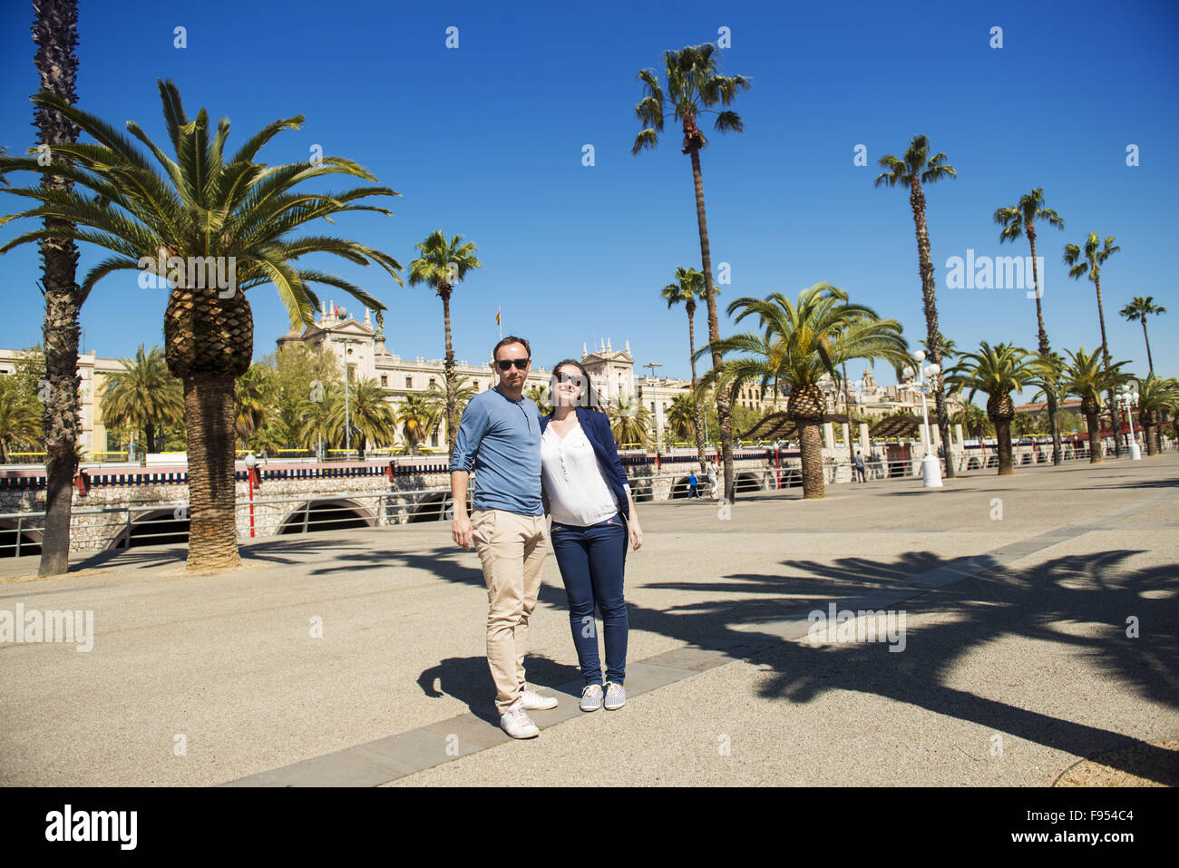 Glückliche junge Touristen Paar genießt Urlaub in Barcelona, Spanien. Stockfoto