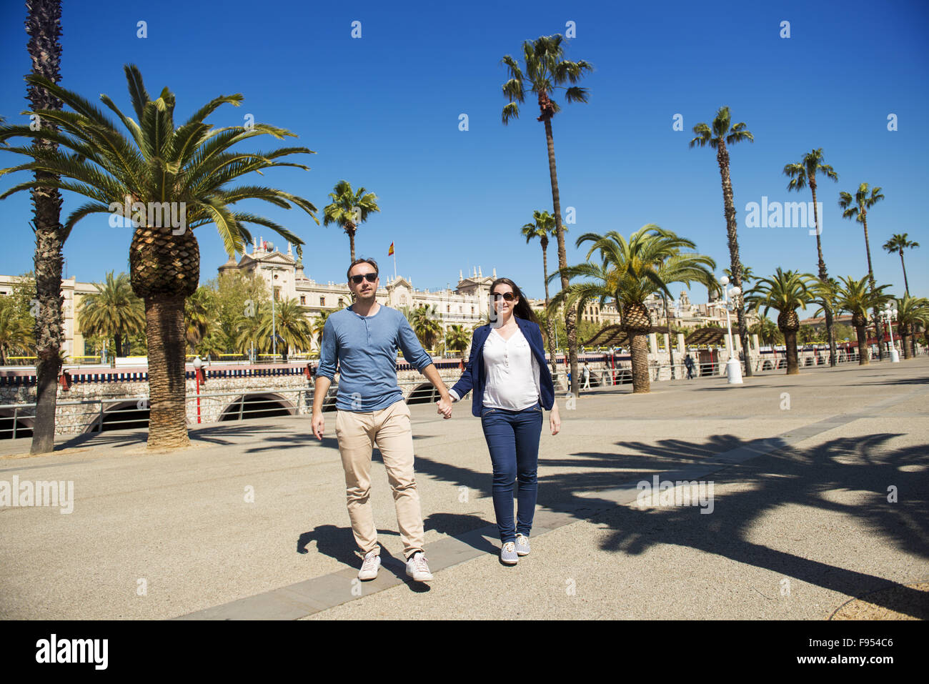 Glückliche junge Touristen Paar genießt Urlaub in Barcelona, Spanien. Stockfoto
