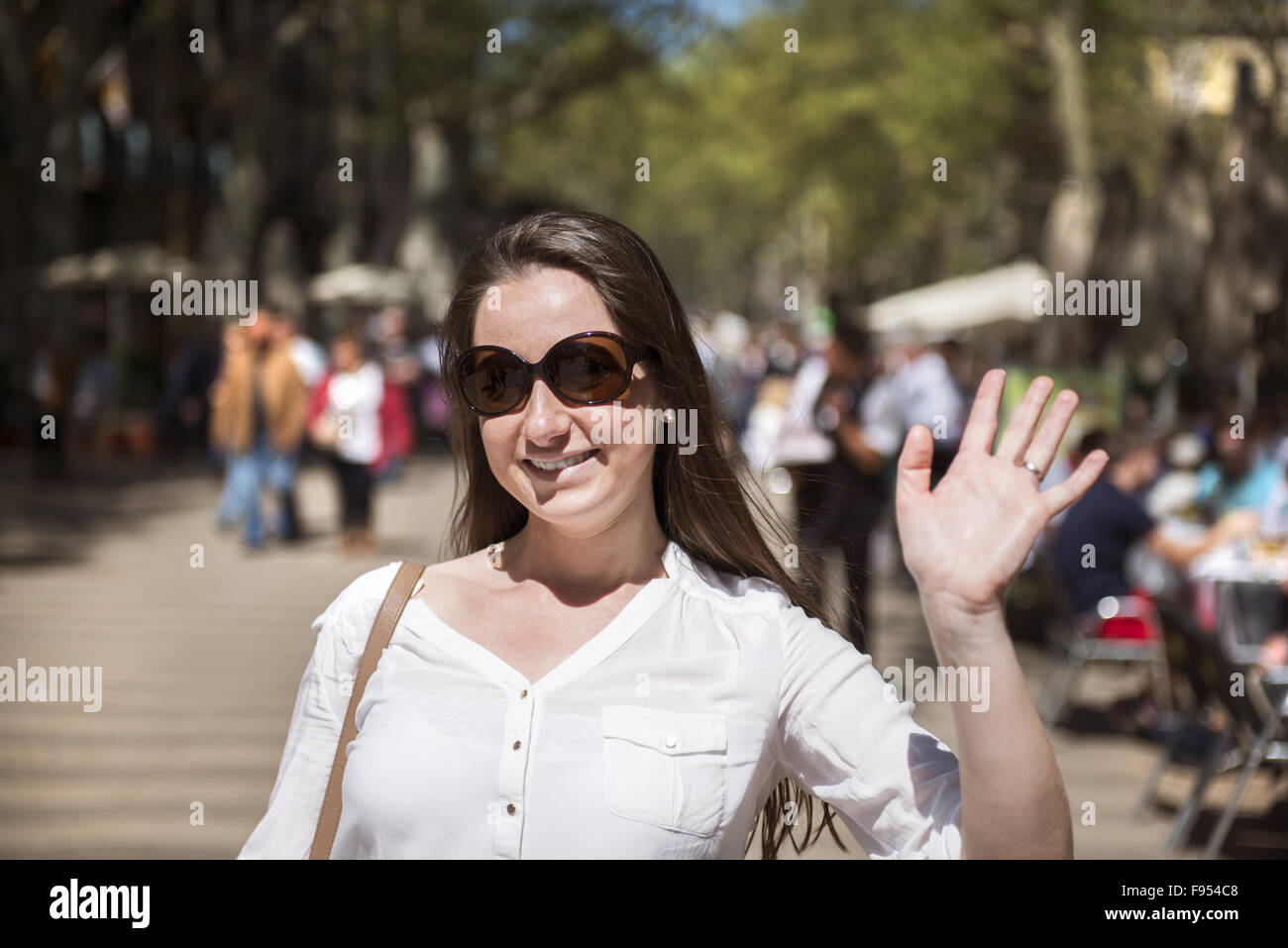 Hübsche junge weibliche Touristen genießt Urlaub in der Stadt Barcelona, Spanien. Stockfoto