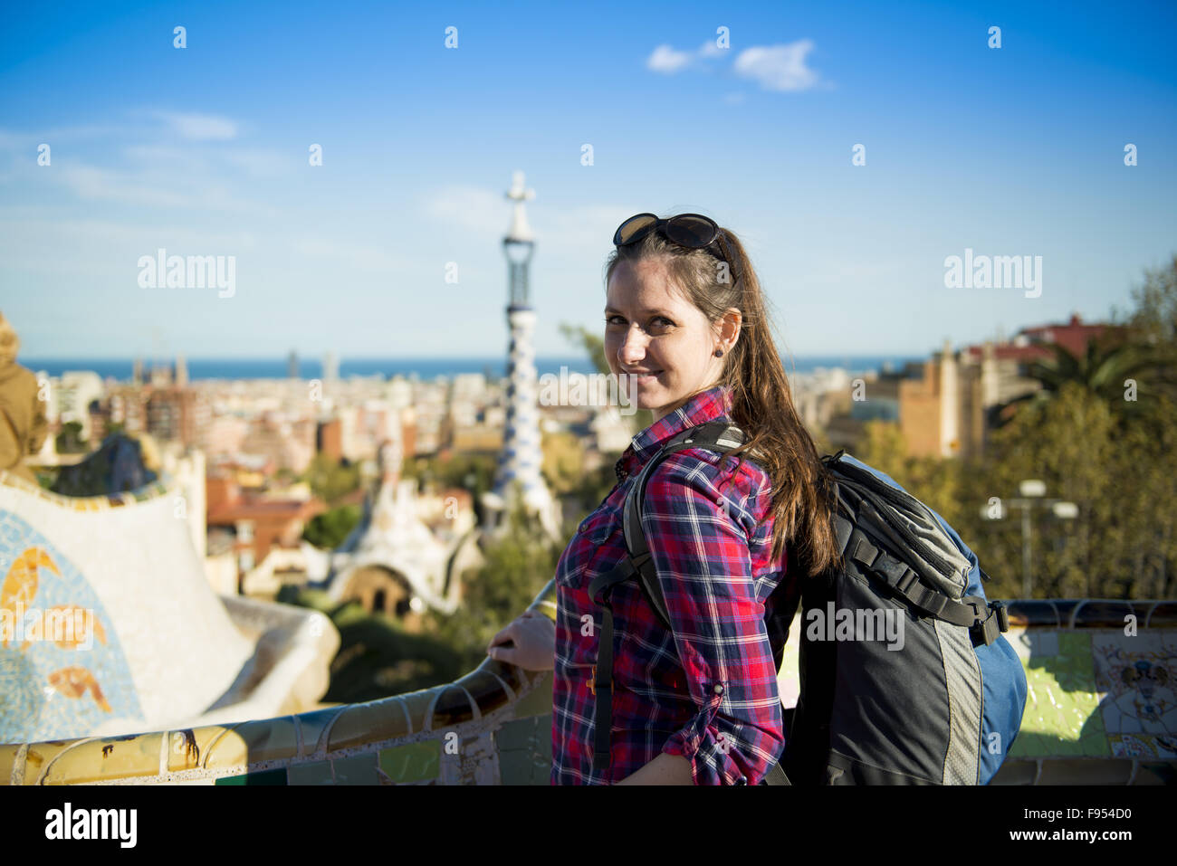 Hübsche junge weibliche Touristen posieren im Parc Güell in Barcelona, Spanien. Stockfoto