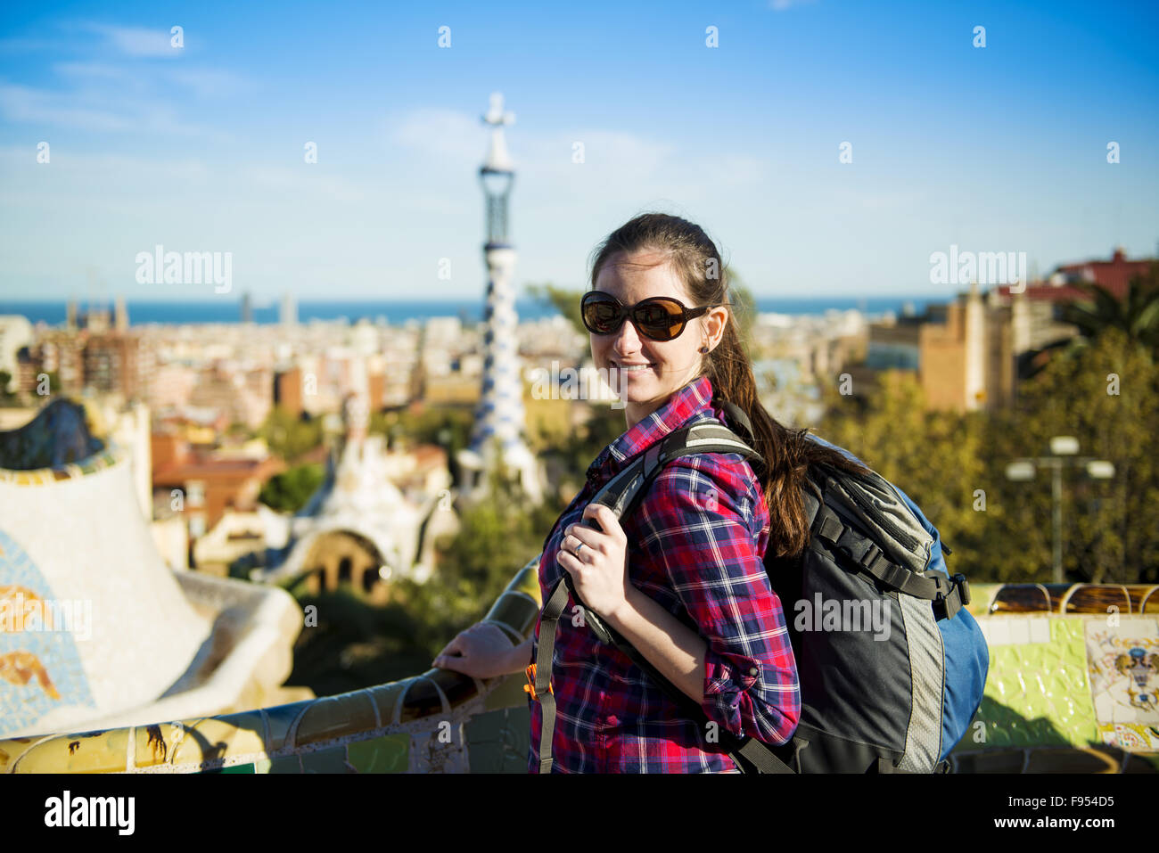 Hübsche junge weibliche Touristen posieren im Parc Güell in Barcelona, Spanien. Stockfoto