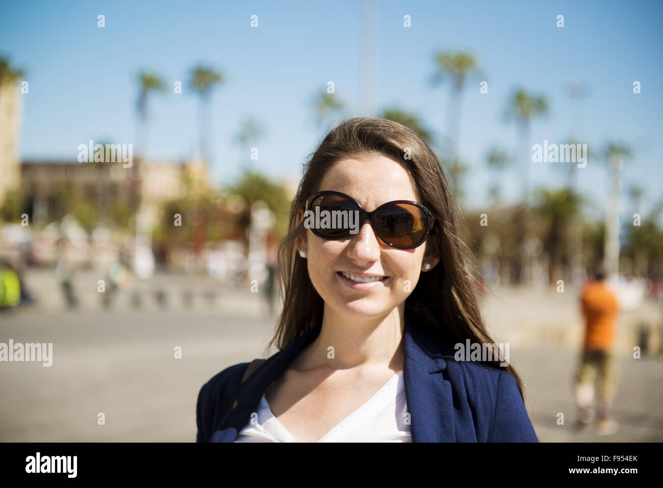 Glückliche junge Touristen Frau genießt Urlaub in Barcelona, Spanien. Stockfoto