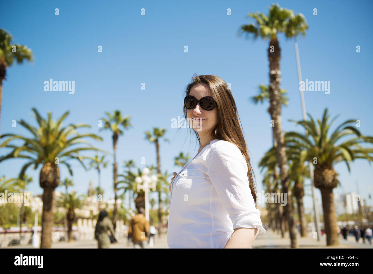 Glückliche junge Touristen Frau genießt Urlaub in Barcelona, Spanien. Stockfoto