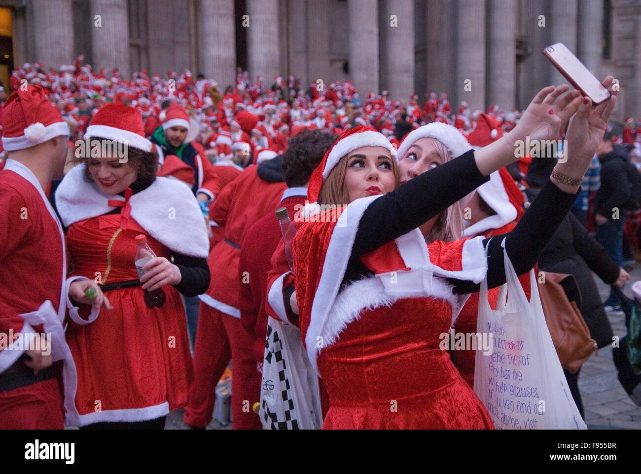 Selfie UK. Santa's machen ein Selfie mit einem Smartphone SantaCon Treffen vor der St Pauls Cathedral London England HOMER SYKES Stockfoto