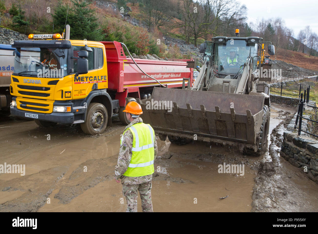 Sturm-Desmond erstellt die schwersten Überschwemmungen verheerend auf den Straßen der Seenplatte je gesehen hat. Die A591, der Hauptstraße durch den Lake District wurde geschlossen, nachdem Teile davon weggespült wurden und andere Teile unter Bergen von Schutt gewaschen auf Thew Straße von den Hängen des Lakelandpoeten blieben. Die Armee ist gebracht worden, zu helfen die Straße zu löschen, aber es ist wahrscheinlich, für Wochen wenn nicht Monate geschlossen bleiben, während das Teil, das weggespült wurde repariert wird. Foto Sonntag, 13. Dezember 2015. Stockfoto