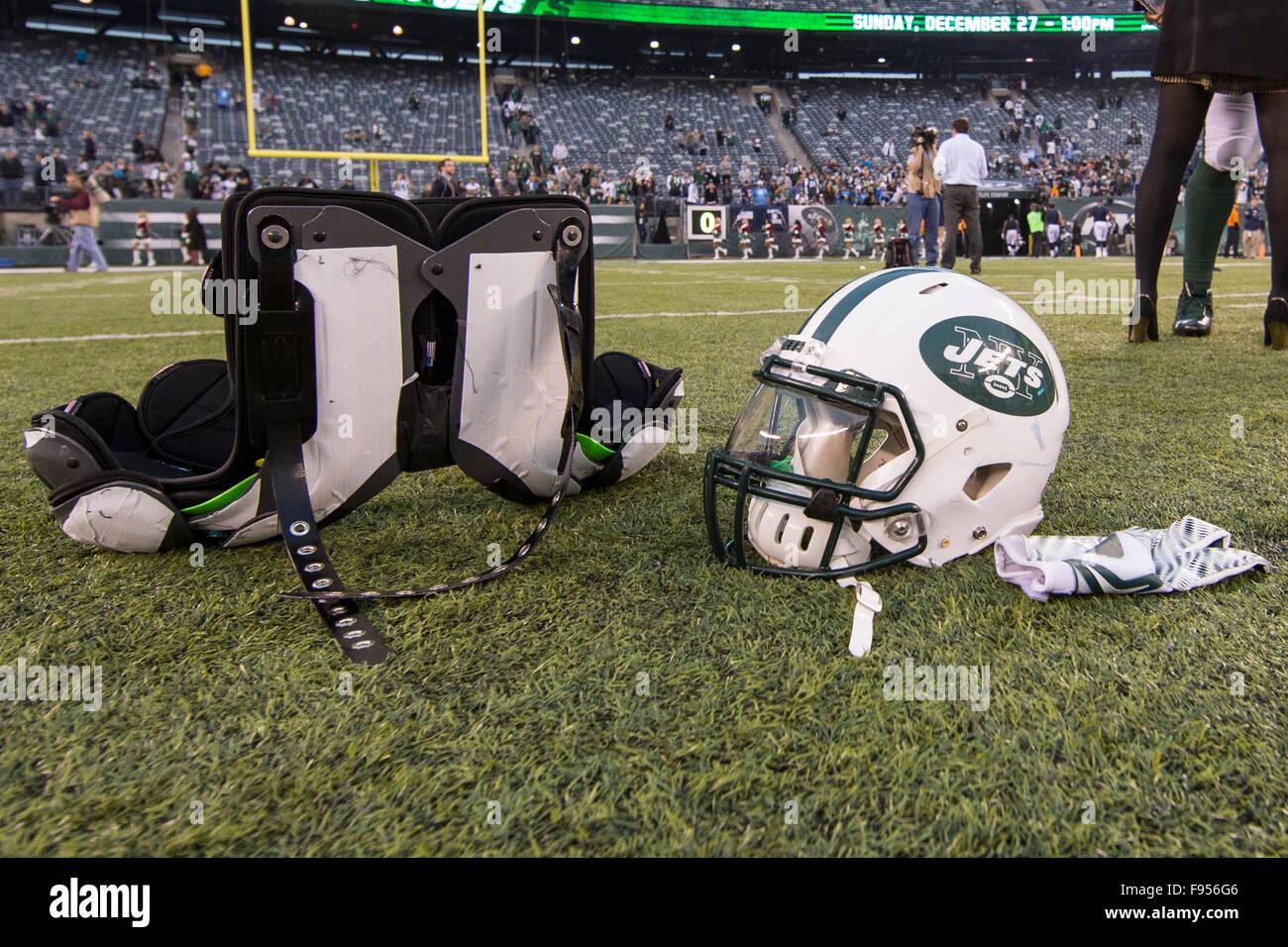 13. Dezember 2015, lag auf dem Feld der NFL-Spiel zwischen den Colts und die New York Jets MetLife Stadium in East Rutherford, New Jersey nach New York Jets defensives Ende Muhammad Wilkerson (96) Helm und Schulter Pads. Christopher Szagola/CSM Stockfoto