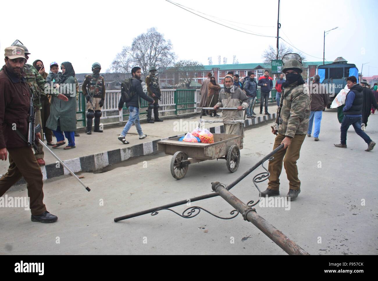 Srinagar, Kaschmir. 14. Dezember 2015. Indische Regierungskräfte entfernen Sie temporäre Barrikade aus Straße gemacht von Kashmir muslimische Demonstranten während einer Anti-indische protestieren die neue Food Safety Act von der Regierung des Staates Credit umgesetzt werden: Basit Zargar Alamy Live News. Stockfoto