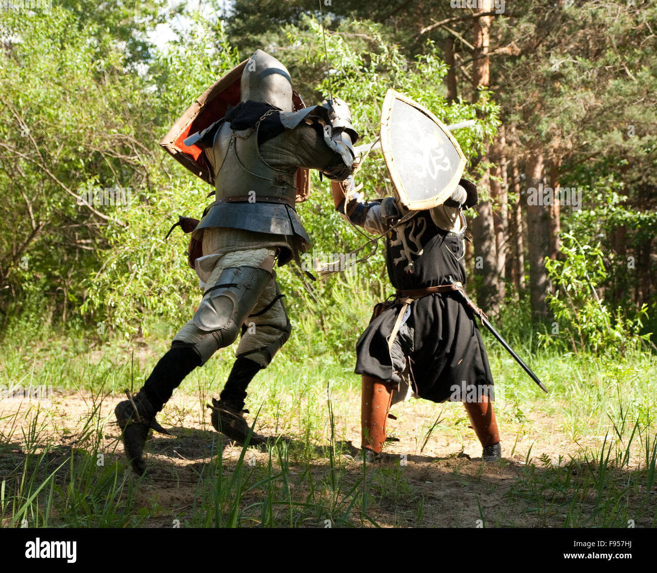 Zwei Ritter in Rüstung kämpft am Wald Stockfoto