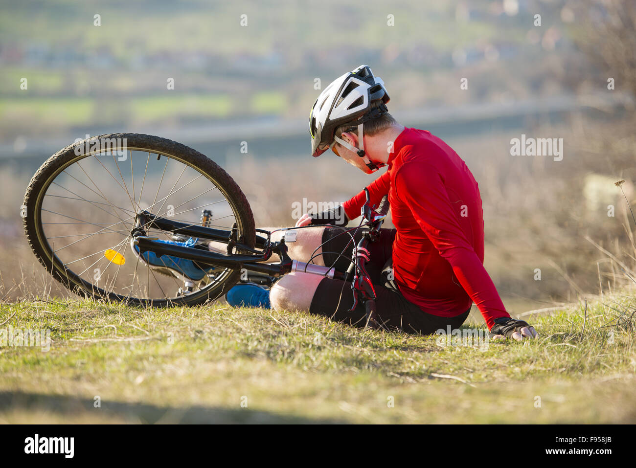 Junger Mann verletzt, während mit dem Fahrrad Stockfoto