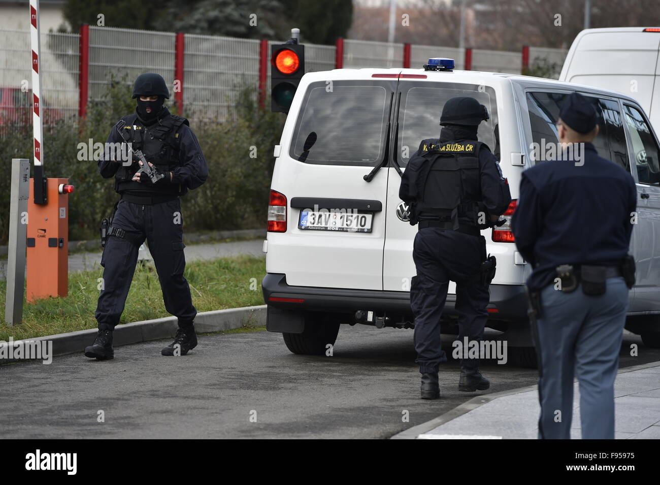 Brno, Tschechische Republik. 14. Dezember 2015. Das Stadtgericht in Brno erweitert die Untersuchungshaft der US-Amerikaner Kevin Dahlgren, 23, einen vierfachen Mordes angeklagt, in der Tschechischen Republik, und lehnte den Vorschlag für seine Freilassung auf Kaution in Brno, Tschechische Republik, 14. Dezember 2015. Wenn für schuldig befunden, Dahlgren 15-20 Jahre im Gefängnis oder sogar lebenslange Haft konfrontiert würde. Die mehrfachen Mord in Brünn-Ivancice in 2013 begangen wurde und das Motiv ist noch unbekannt. Die Polizei halten den Fall untersuchen. Bildnachweis: CTK/Alamy Live-Nachrichten Stockfoto