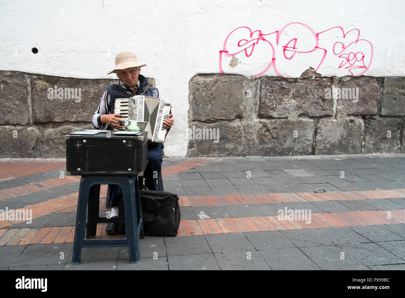 Quito, Ecuador. Ein Akkordeon spielt eine Frau auf der Straße Stockfoto