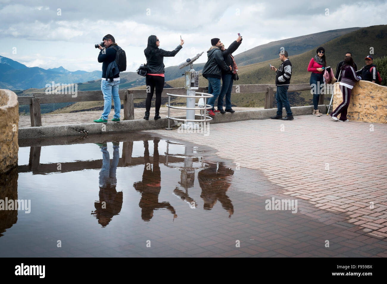 Touristen bei Cruz Loma Lookout auf der Ostseite des Pichincha Vulkans Quito in Ecuador, nach der Einnahme der TelefériQo Stockfoto