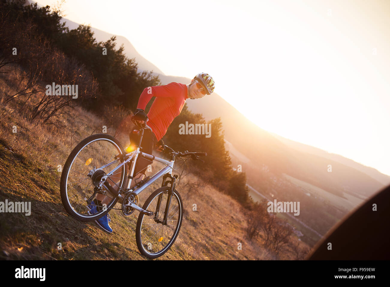 Radfahrer-Mann Reiten Mountainbike auf Outdoor-Parcours im sonnigen Wiese Stockfoto