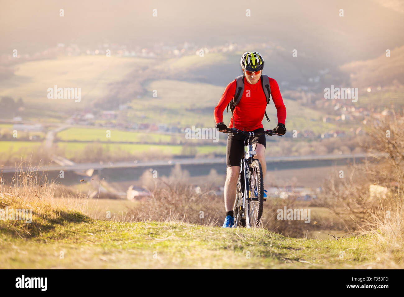 Radfahrer-Mann Reiten Mountainbike im Freien unterwegs in der Natur Stockfoto