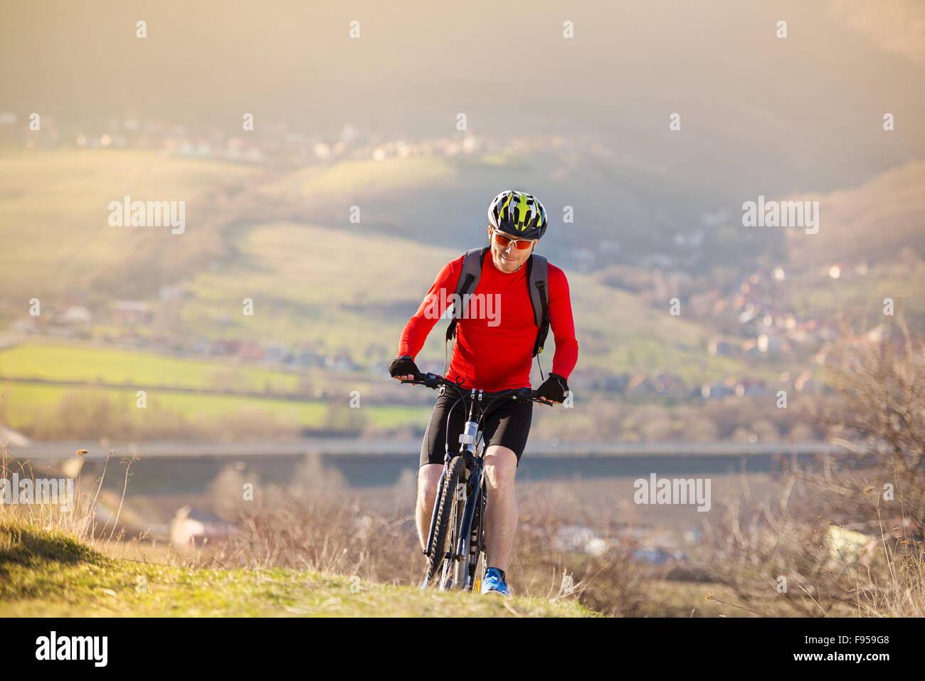 Radfahrer-Mann Reiten Mountainbike im Freien unterwegs in der Natur Stockfoto