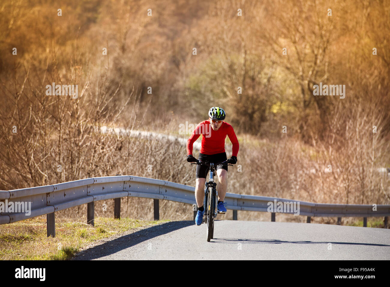 Radfahrer-Mann Reiten Mountainbike auf Asphaltstraße Stockfoto