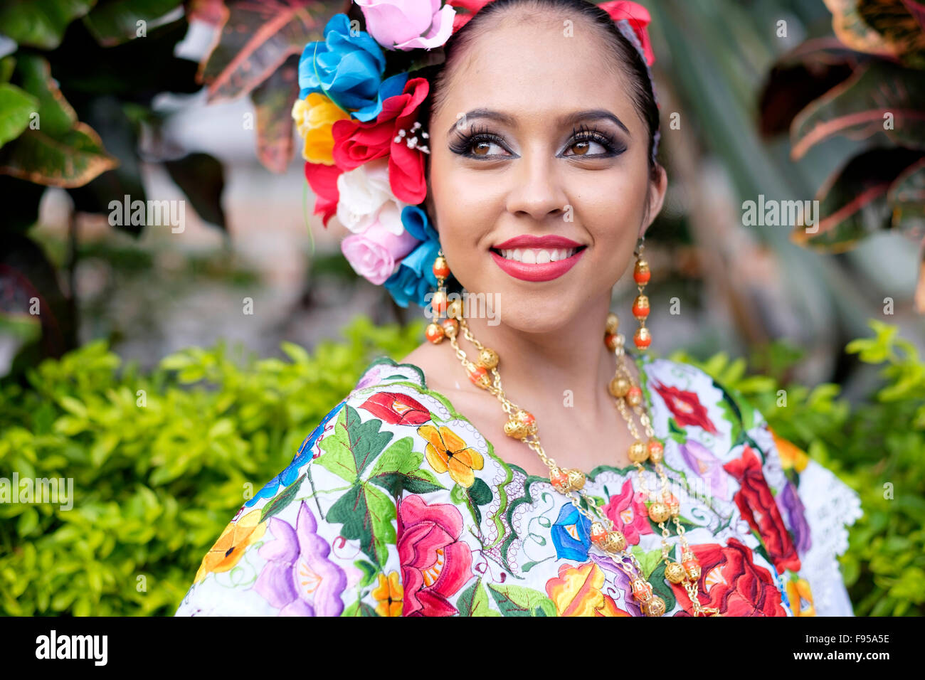 Hispanic Frau im mexikanischen Tracht Portrait. Stockfoto